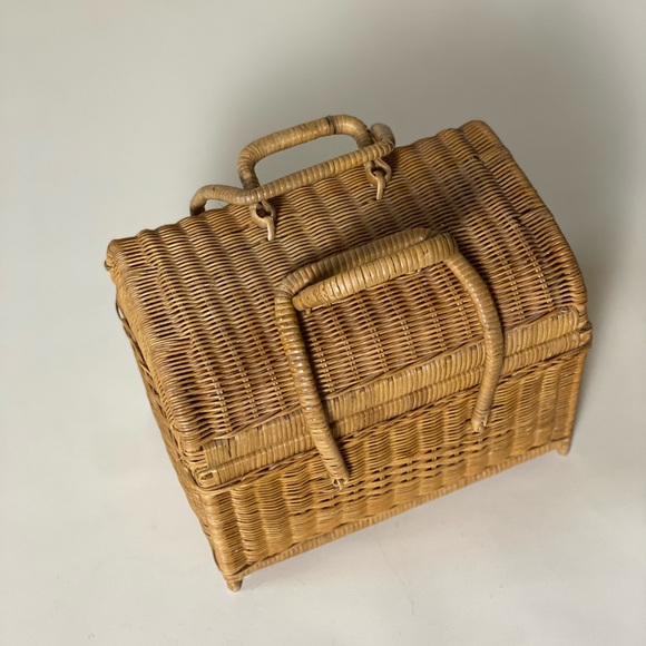 Vintage Rattan Picnic Basket - Picture 4 of 5